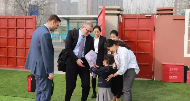 优秀的国际学校老师会与孩子搭建良好的沟通方式