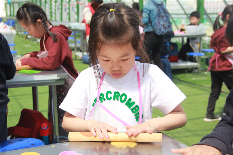 力迈中美国际学校：孩子生活自理能力从上幼儿园前抓起