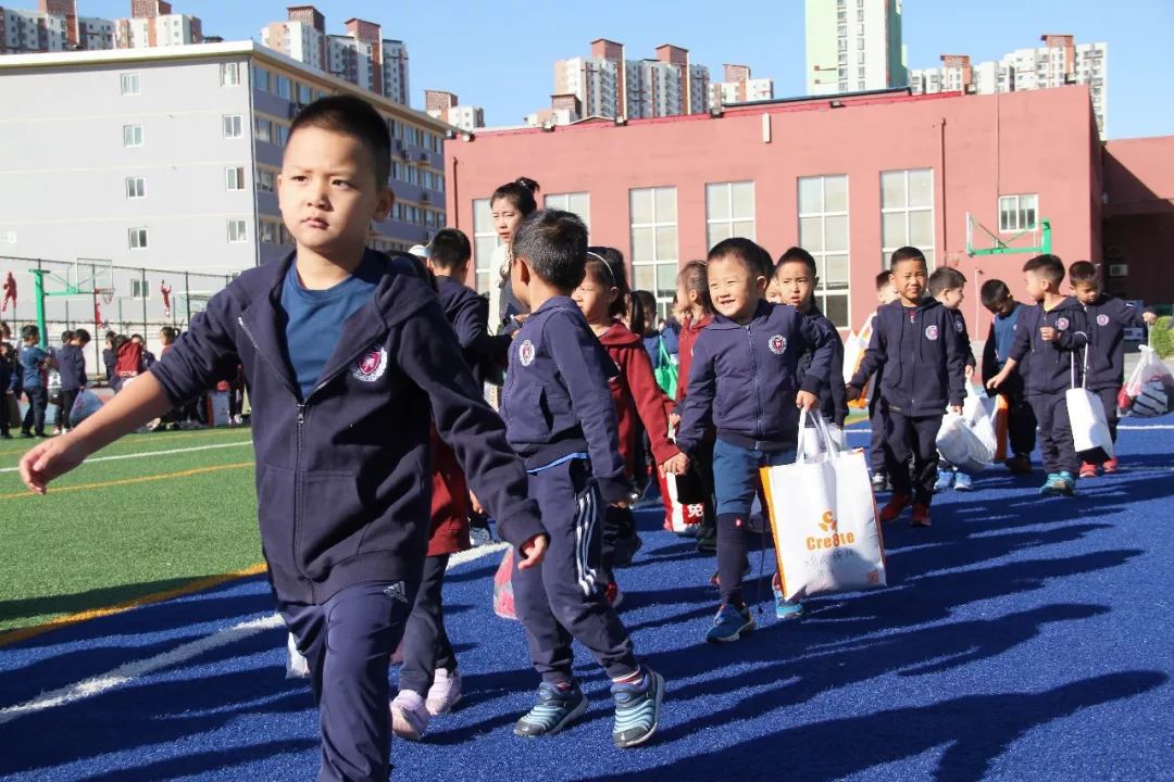 让爱变成一道光/北京市力迈中美国际学校冬衣捐助公益活动 (图2)